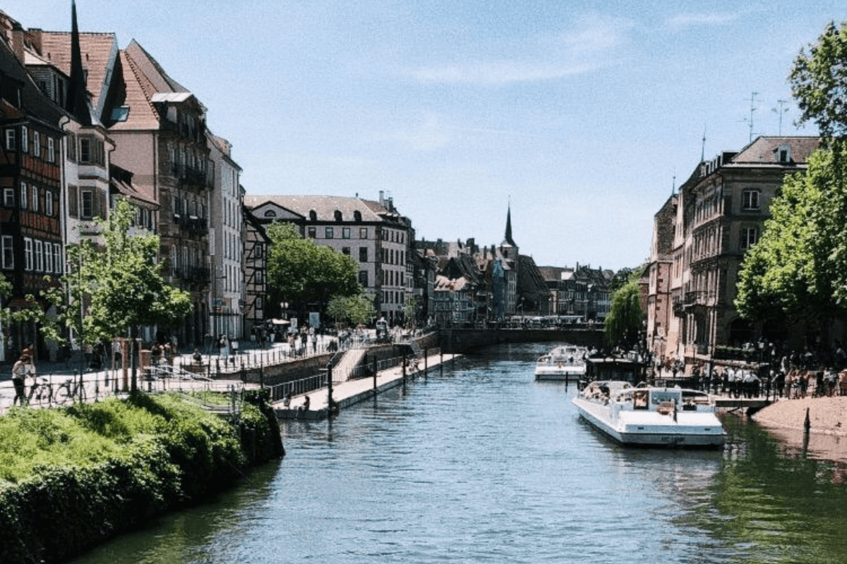 Die idyllischen Kanäle von Straßburg, Frankreich, dürfen mit dem SBF-Binnen befahren werden.