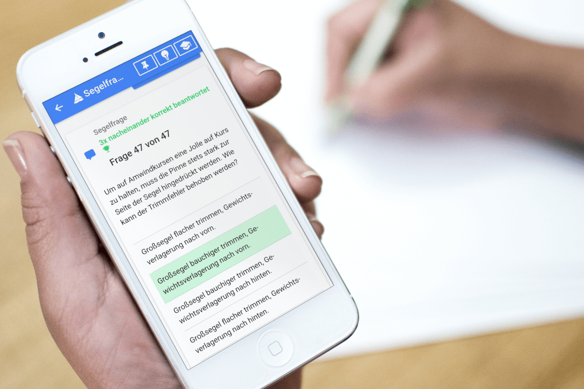 Die schwierigste Frage des SBF-Binnen: "Um auf Amwindkursen eine Jolle auf Kurs zu halten, muss die Pinne stets stark zur Seite der Segel hingedrückt werden. Wie kann der Trimmfehler behoben werden?" (Fehlerquote: 48,1%)